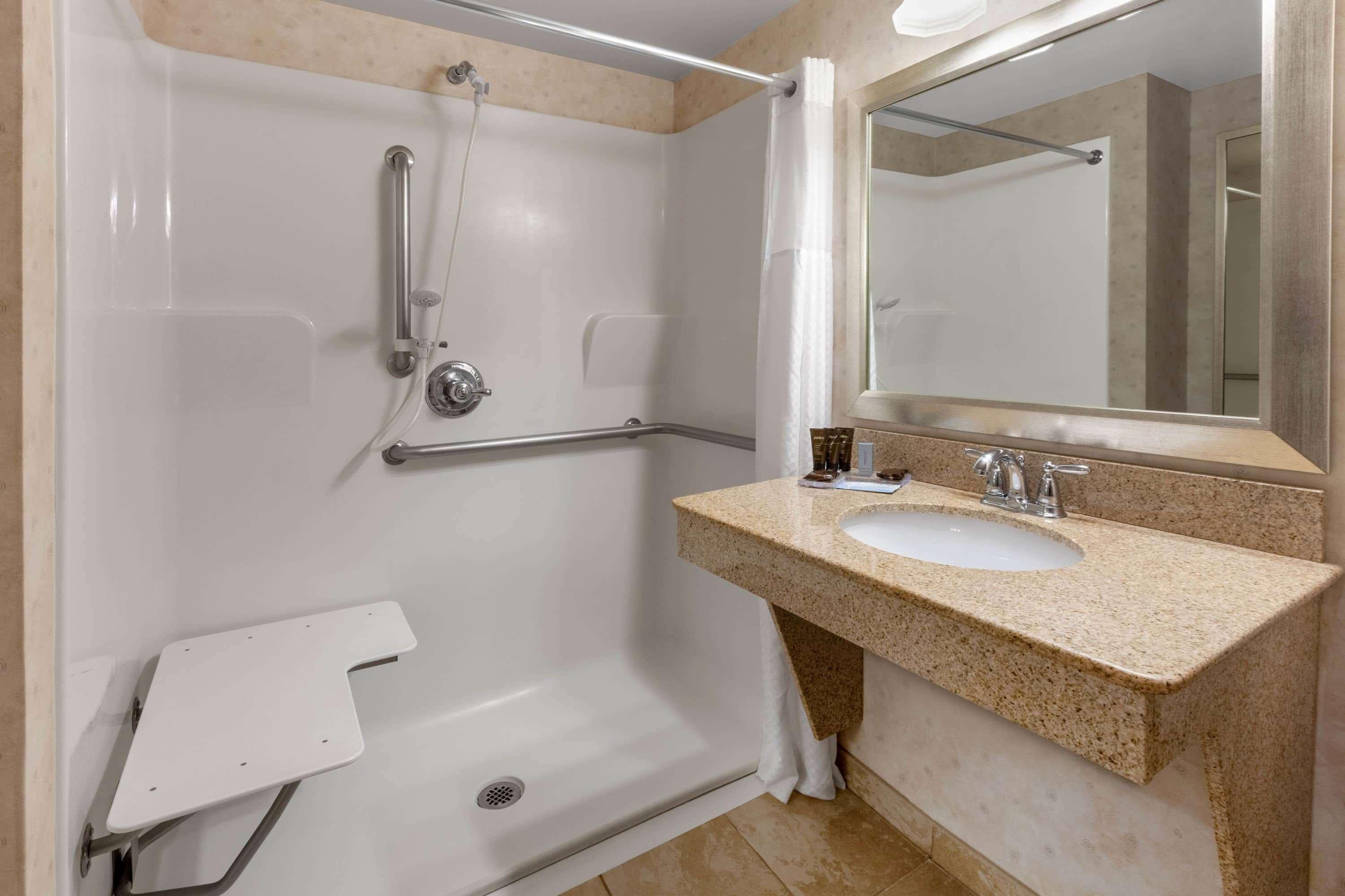 Hotel Wingate By Wyndham Erie Esterno foto
