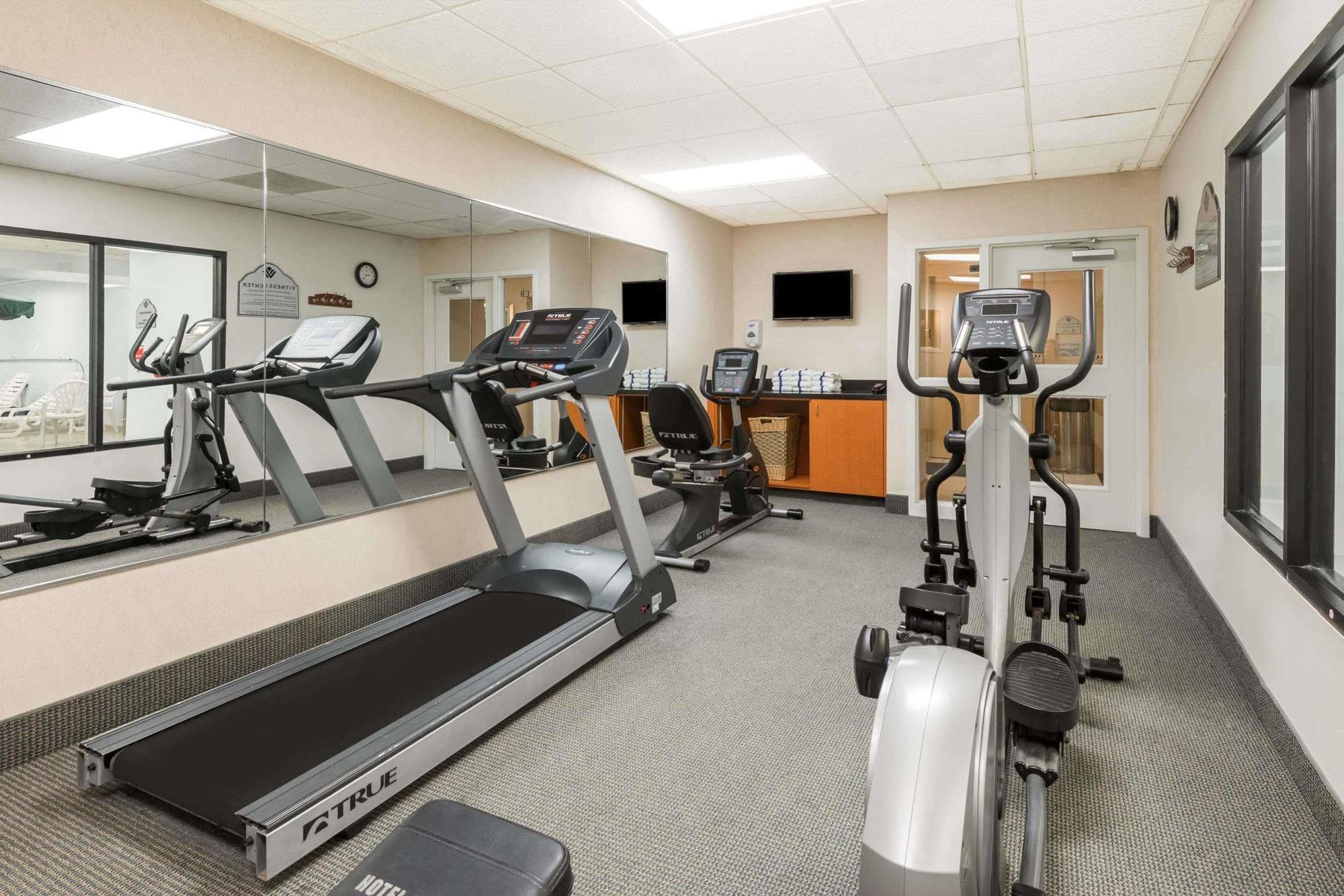 Hotel Wingate By Wyndham Erie Esterno foto